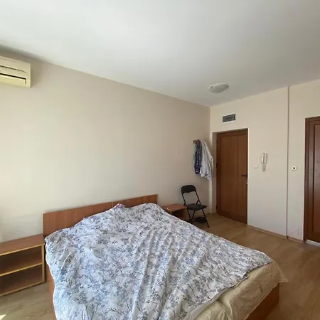 Studio In Amadeus Xi * סאני ביץ'